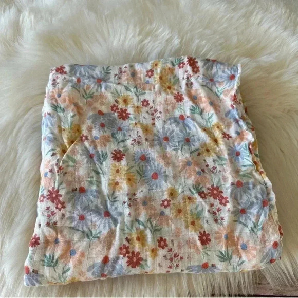 Spearmint Love 100% Cotton Floral Muslin Swaddle Blanket - Picture 1 of 6